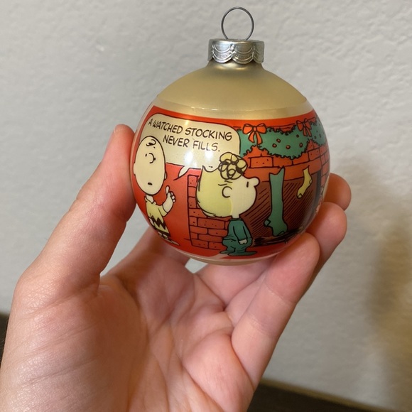 Vintage 1960s glass Peanuts Christmas tree ornament - Picture 3 of 8